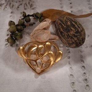 MMA METROPOLITAN MUSEUM ART BROOCH ** FIRM PRICE **